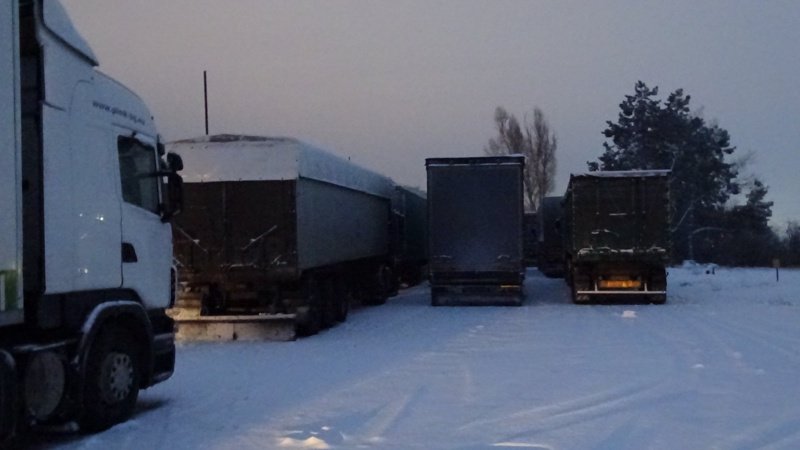 Десетки товарни автомобили с маса над 3.5 тона изчакват край Благоевград заради въведената от властите забрана за влизане в южната ни съседка поради снеговалежа в Гърция. Сн. БГНЕС