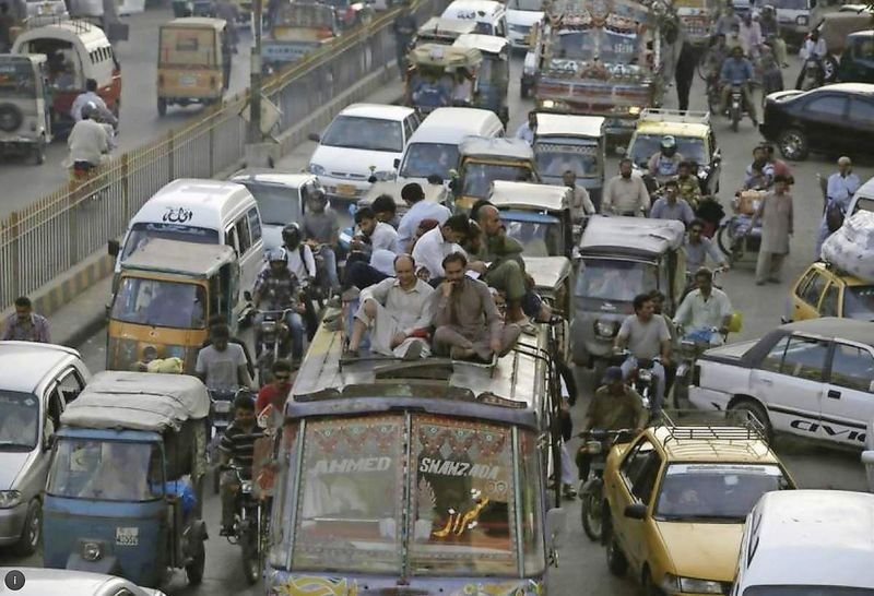 Общественият транспорт в Карачи минава на оборски тор