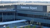 Полякът, нахлул с кола в летището на Хановер, отказва да говори