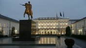 Неизвестен опита да блъсне колата си в портала на президентския дворец във Варшава