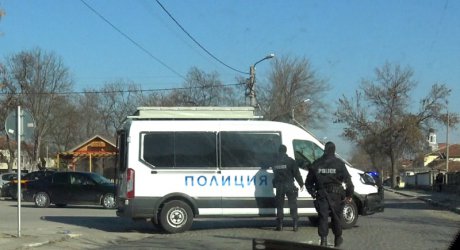 Жители на Войводиново на протест, след като роми опитаха да се върнат в къщите си