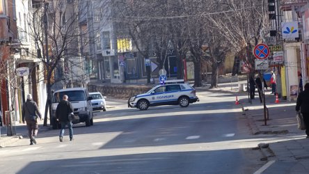 Полицията е отцепила центъра на Кюстендил, жандармерия варди ромската махала след масовия бой. Сн. БГНЕС