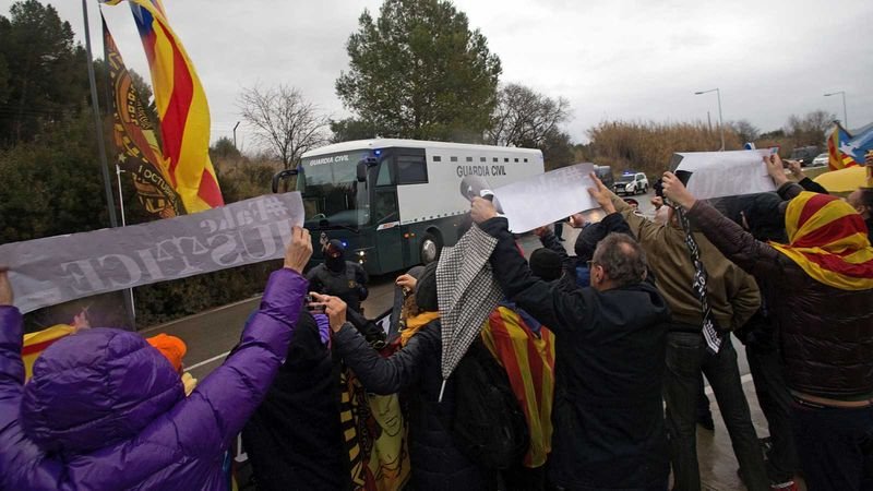 Привърженици на сепаратистките лидери изпращат отвеждащия ги към Мадрид автобус
