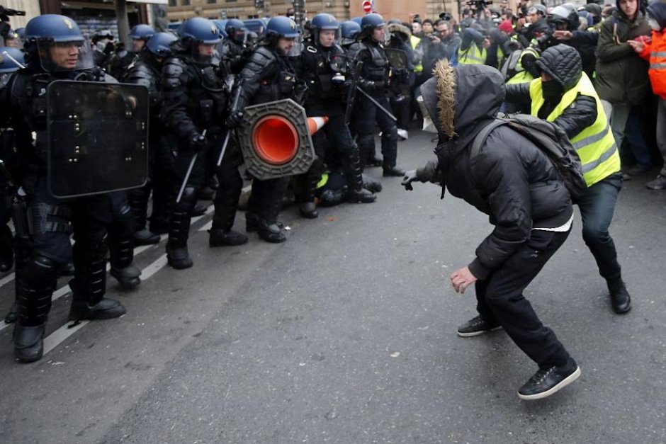 Според полицията 51 400 "жълти жилетки" са били по улиците на Франция вчера