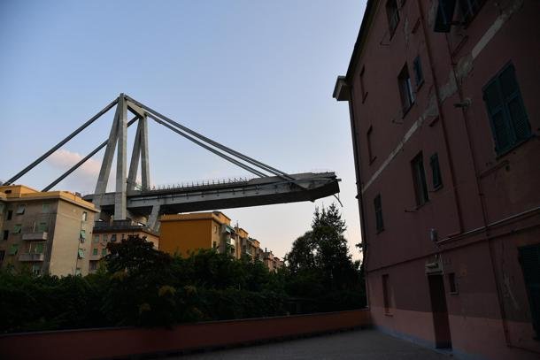 Започна отстраняването на остатъците от моста Моранди в Генуа