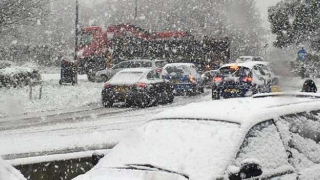 Обилен снеговалеж блокира шофьори във Великобритания
