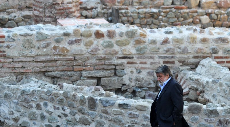 Вежди Рашидов на фона на реновираните руини в София, снимка БГНЕС