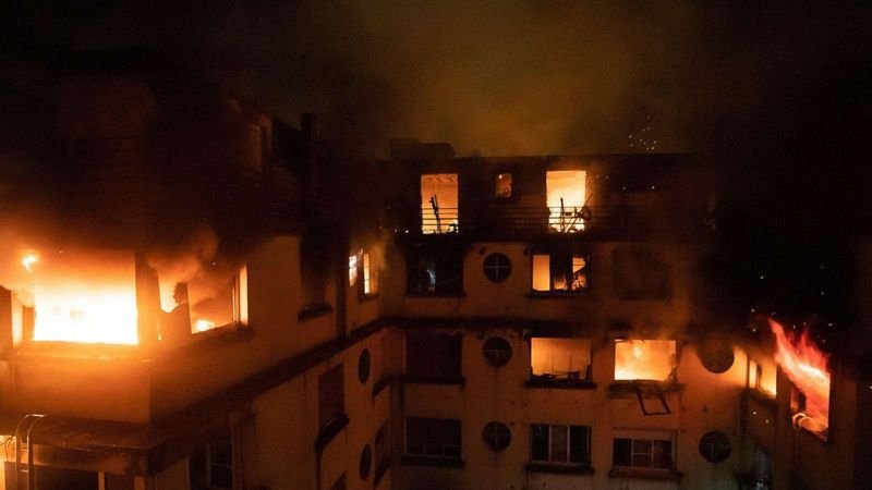Десет жертви при вероятно умишлен пожар в жилищна сграда в Париж
