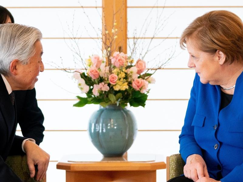 Меркел разговаря с японския император