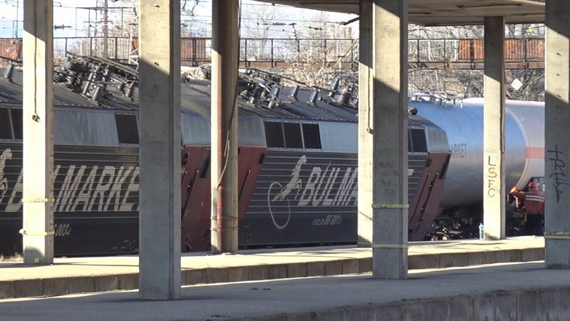 Трите цистерни с пропан-бутан от дерайлиралия влак в Пловдив вече са изправени, а локомотивите бяха изправени. Сн. БГНЕС