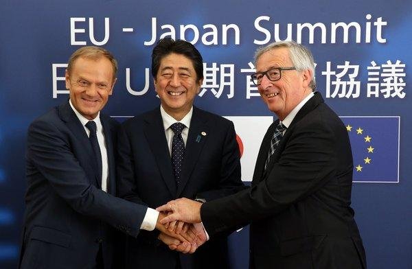 Председателят на Европейския съвет Доналд Туск, японският премиер Шиндзо Абе и председателят на ЕК Жан-Клод Юнкер
