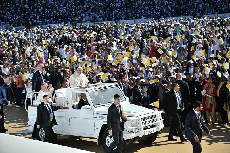 Папа Франциск приключи посещението си в ОАЕ с историческа меса