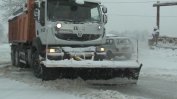Военни и снегорини продължават да разчистват пътищата в Смолянско