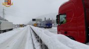 Хиляди коли бяха блокирани от снега на магистрала в Италия