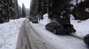 Снегът създаде проблеми по пътищата в планинските райони