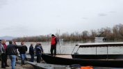 Загинал и трима изчезнали при обръщане на туристическо корабче в Шкодренското езеро