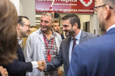 Бургаската болница "Дева Мария" на бившия депутат от ГЕРБ Семир Абумелих (в дясно) е една от многото частни болници , която се сдоби със статута на университетска в последните години.
