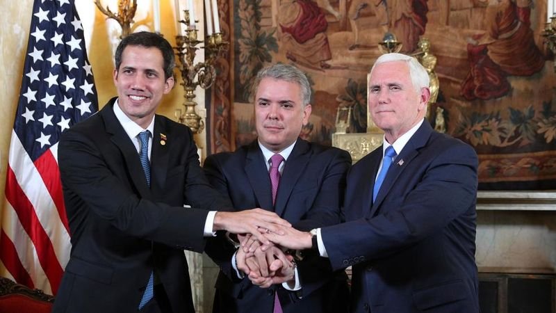 Хаун Гуайдо, президентът на Колумбия Иван Дуке и американският вицепрезидент Майк Пенс по време на срещата в Богота.
