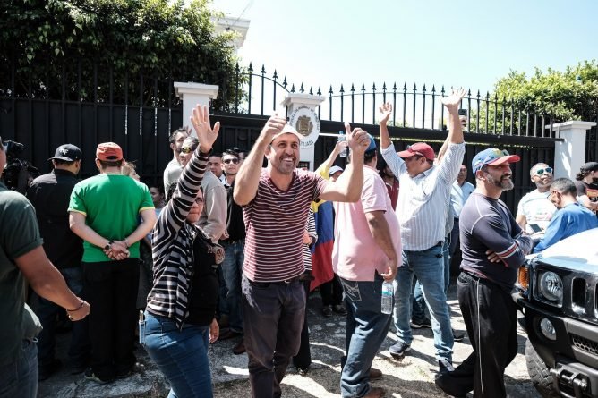 Привърженици на венецуелската опозиция пред посолството в Коста Рика