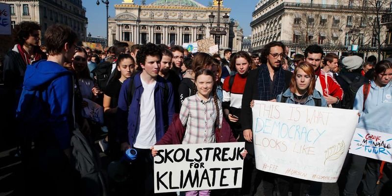 Грета Тунберг, в средата, по време на протест за климата в Париж