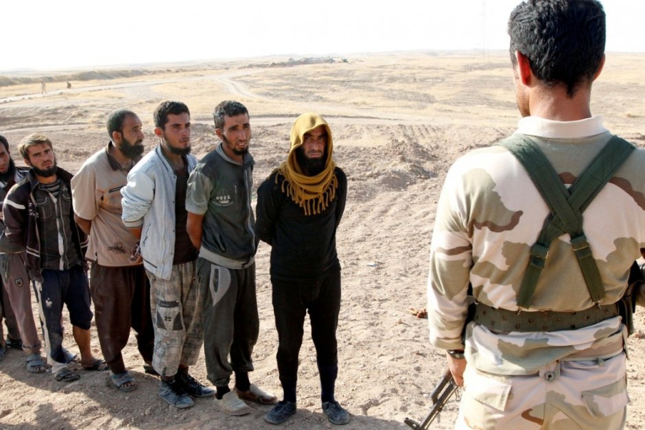 Пленени бойци на "Ислямска държава" в Ирак