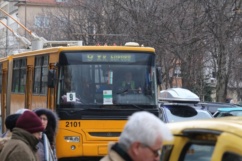 Преди дни някои от шофьорите в градския транспорт работеха с жълти жилетки в знак на протест срещу условията на труд. Сн. БГНЕС