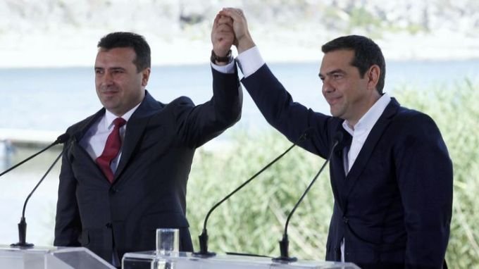  Македонският премиер Зоран Заев (вляво) и гръцкият - Алексис Ципрас, след подписването на договора за решаване на спора за името на Македония. Сн. БГНЕС