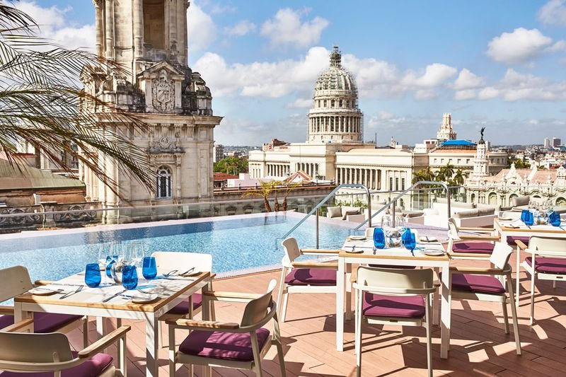 Плувният басейн на покрива на Gran Hotel Manzana в Хавана