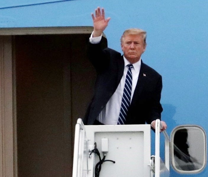 Доналд Тръмп маха преди да отлети за Вашингтон, сн. ЕПА/БГНЕС