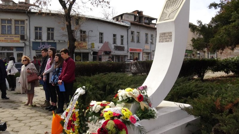 В Пловдив отбелязаха годишнината пред паметника на благодарността, сн. БГНЕС