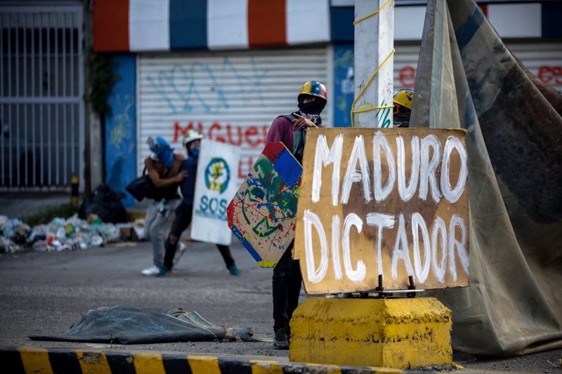 Сн. ЕПА/БГНЕС, архив. Кадър от протестите срещу Мадуро,