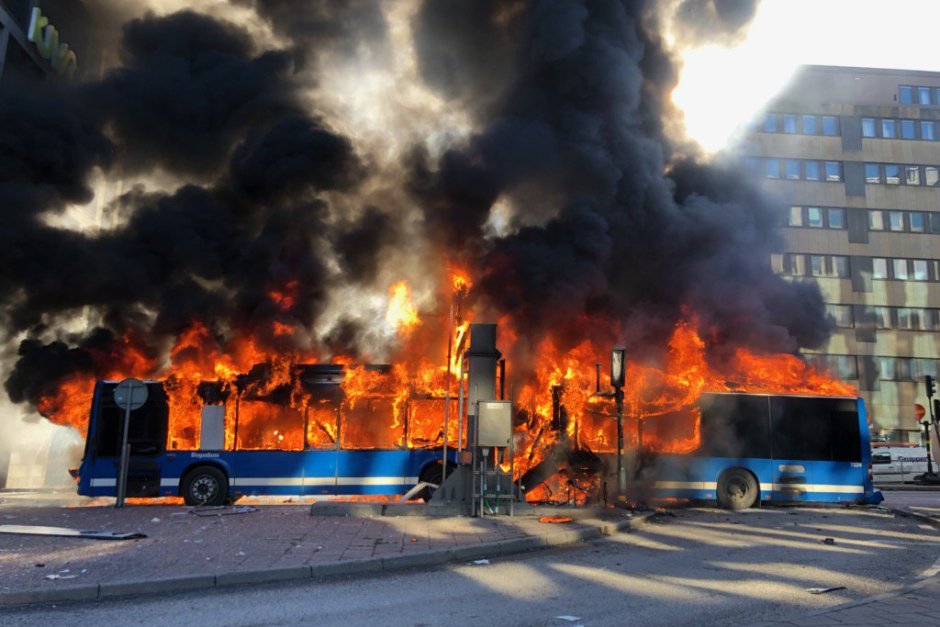 Избухналият в пламъци автобус в центъра на Стокхолм
