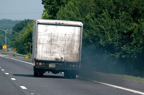 Камионите длъжни да орежат с близо 1/3 въглеродните си емисии