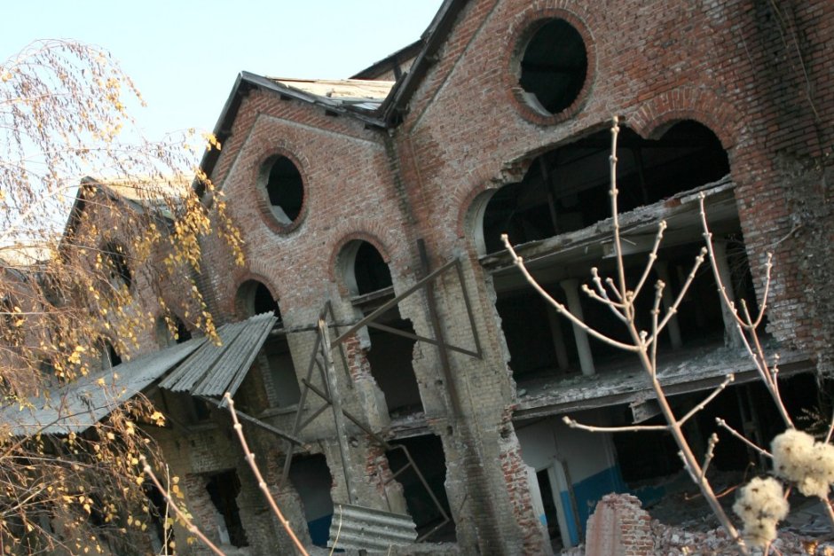 Сградата на Захарната фабрика в София е емблематичен пример за надвисналата опасност над 90 на сто от архитектурните паметници у нас
