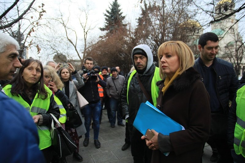 Мая Манолова дойде на протеста на част от шофьорите от градския транспорт пред Столичната община. Сн. БГНЕС