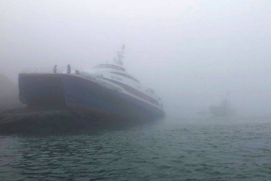 Десетки пострадали при сбълъсък на ферибот с косатка в Японско море