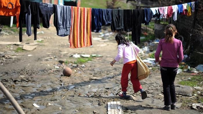 Държавата харчи 700 млн. лв чужди пари за ромите, а своите ги дава за софри