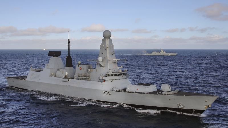 Британски боен кораб следи руска военноморска група покрай британските брегове