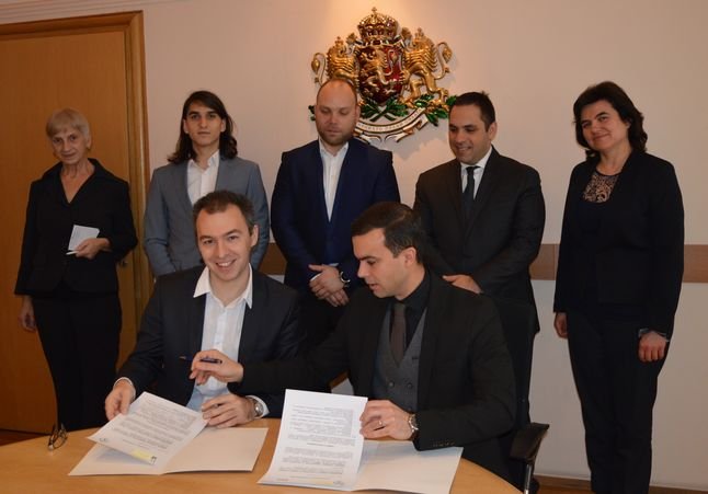 Бойко Таков и Добромир Иванов подписват споразумението за сътрудничество, сн. МИ