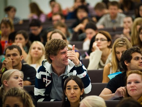 Около 10% по-малко българи кандидатствали в британски университети