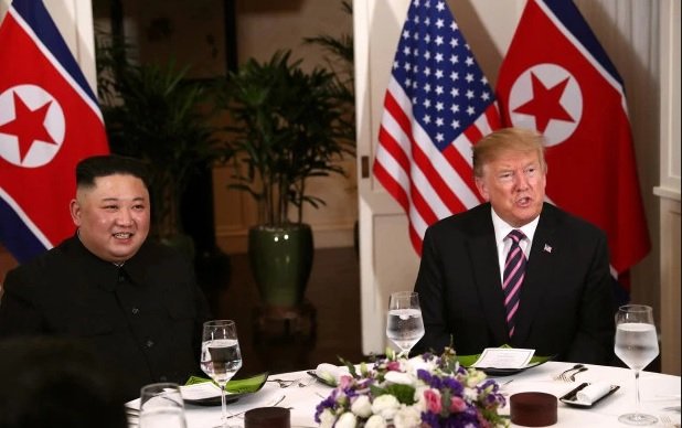 Ким Чен-ун и Доналд Тръмп по време на срещата им в Ханой