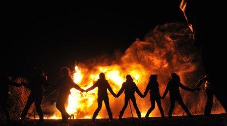 В много краища на страната Сирни Заговезни се отбелязва със запалването на огромни ритуални огньови