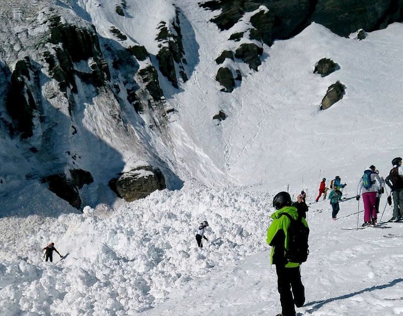 Един човек е загинал от вчерашната лавина в швейцарския курорт Кран Монтана