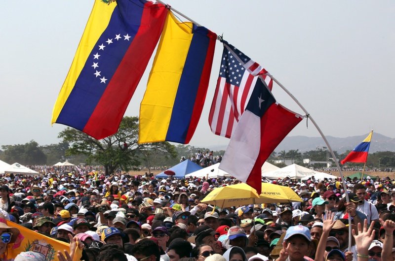 Хиляди се стекоха на концерта, организиран от милиардера Ричард Брансън, в помощ на Венецуела, сн. ЕПА/БГНЕС