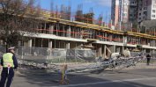 Строителен кран падна на оживена улица в София