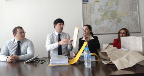 Комисията за избора на строител отваря офертата на "Авакс", сн. Mediapool