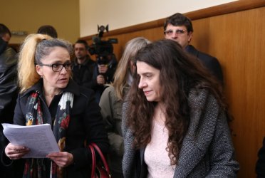 Съдът търси чий е чуждият почерк в тефтерчето на Иванчева