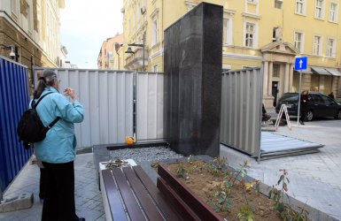 Водната стена предизвика интереса на софиянци за краткото време, в което беше достъпна. Сн. БГНЕС