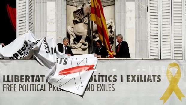 Каталунското правителство се подчини и свали лозунги за независимост
