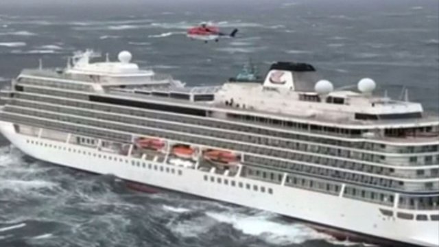 Хеликоптери евакуираха част от пътниците на круизен кораб край Норвегия